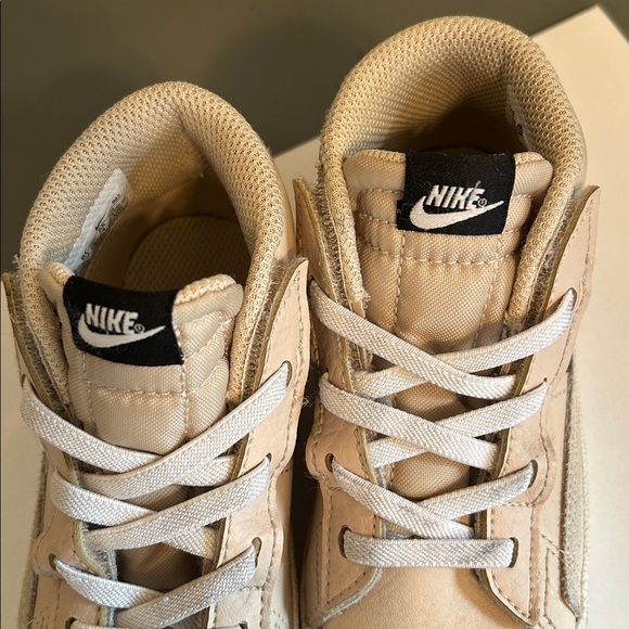 Nike toddler sneakers. - Picture 3 of 8